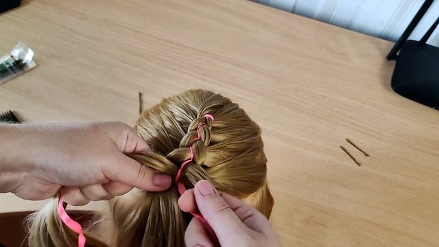 Широкая коса с лентой смотреть онлайн