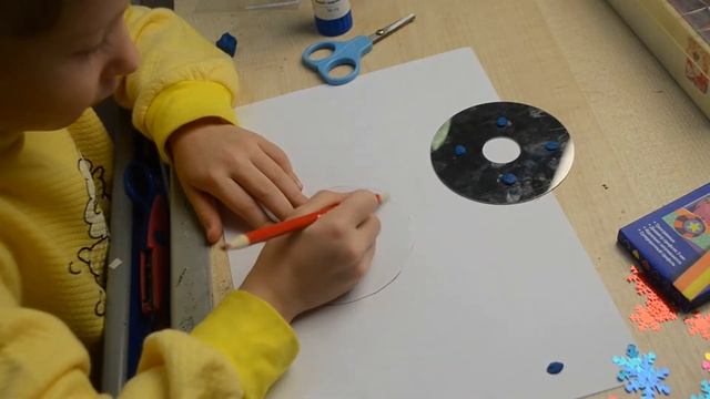 Как за 5 минут сделать елочные игрушки с детьми из дисков или картонных кругов смотреть онлайн