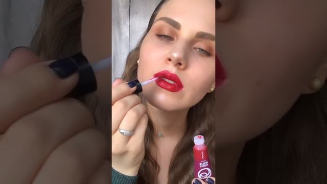 Шикарная красная помада от Oriflame OnColour 40963 Орифлэйм тёмно-красный