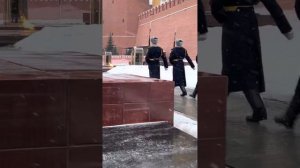 Смена караула у вечного огня 🔥 в Москве,на посту происходит ежедневно каждый час с 8 до 20 часов.