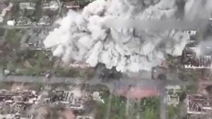 Отступающие боевики ВСУ взорвали Дом культуры в Артёмовске