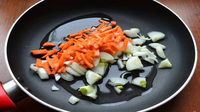 Куриный суп с колбасой, макаронами и консервированным горошком