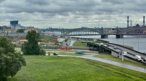 Зеселяемся в гостиницу "Охтинская". Обнаружили разводной мост. Санкт-Петербург.