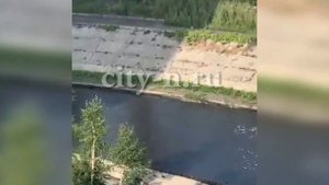 В Новокузнецке смывают грязь в реку