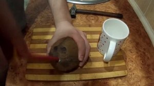 Как быстро расколоть и открыть кокосовый орех в домашних условиях