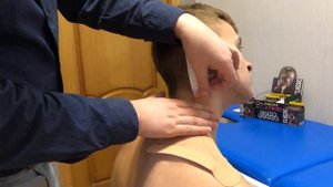 Наложение кинезио тейпа на трапецию. Гипертонус верхней и средней порции трапециевидной мышцы.