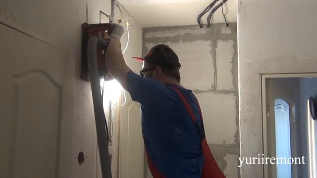 Вырез подрозетников и штробы без пыли