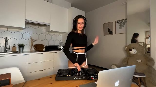 Lisa | Melodic Techno & Indie Dance | Dj mix