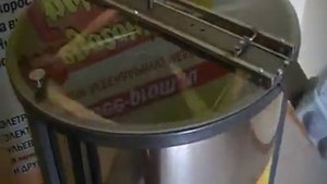 Медогонка Грановского. Грановский Ю.А.ответчает на вопросы по четырех рамочной медогонке.