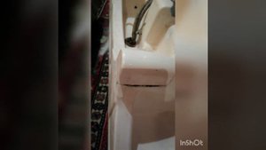 Выпиливаем у керамической раковины углы под трубу за 15 минут))