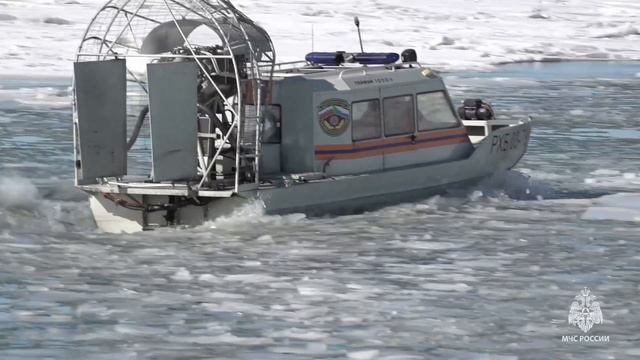 Второй день водолазы МЧС России проводят обследование вдоль берега возле Арены «Ерофей» в Хабаровске