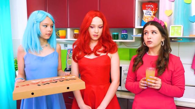 Горячий VS Холодный Секретный Домик! Строим Тайную Комнату Дома за 24 Часа смотреть онлайн