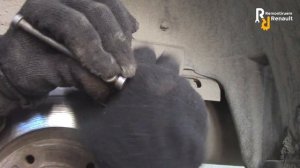Замена задних тормозных колодок на Рено Флюенс, Меган3