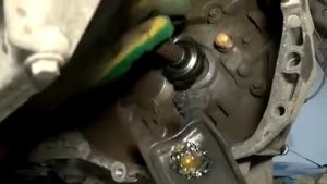 Смазка шарнира и вилки при монтаже сцепления на автомобиле Renault Logan 5МКП (JH3)