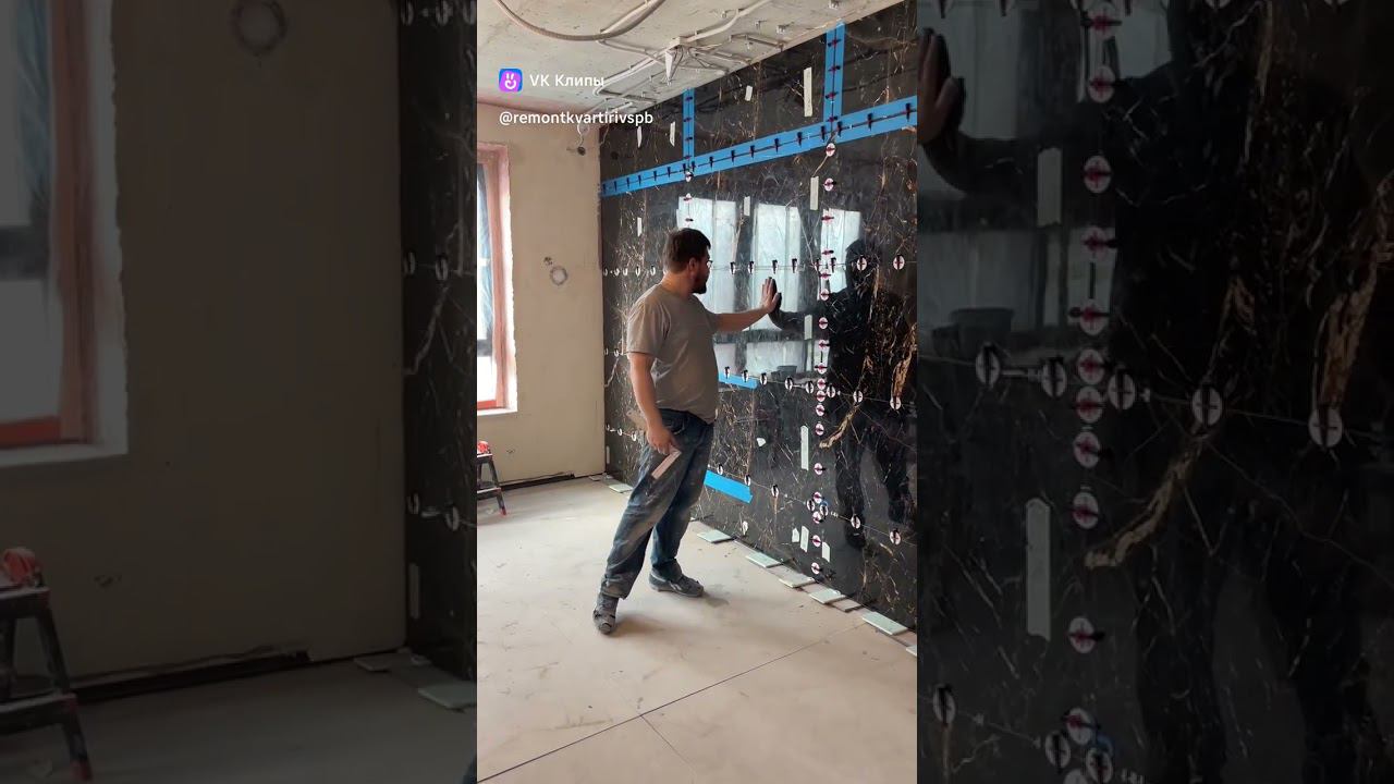 Обзор уложенной крупноформатной плитки на стену. Укладка глянцевой плитки с подбором рисунка. смотреть онлайн