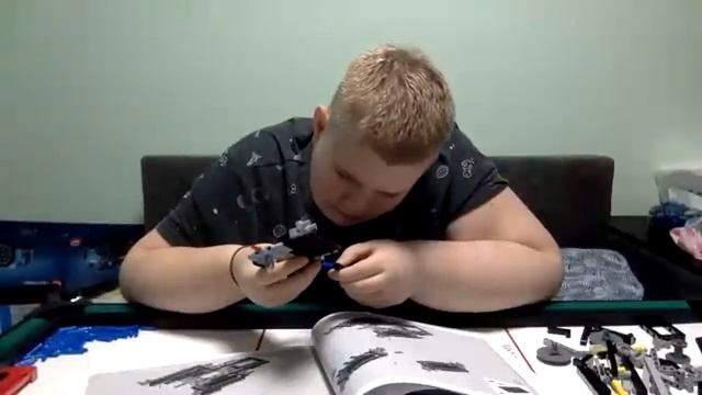 собираю Конструктор LEGO Technic Автомобіль Bugatti Chiron часть 1