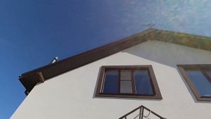 Фасадные декоры из пенопласта вокруг окон сделаны вручную цвет RAL 8017 сочетание со светлым фасадо