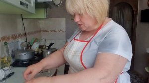 Готовлю очень вкусную рыбку. Накрываю стол на день рождения сына.