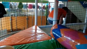 Настя играет на детской площадке. У Насти украли игрушку