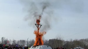 Горит чучело Масленицы в Бердске