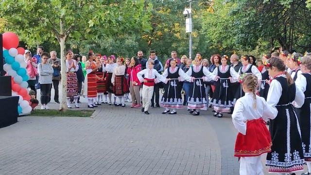 Радомирско - ДТС"Подуенска китка" и оркестър "Подуене Фолк Бенд" смотреть онлайн