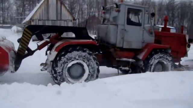 Tractor T-150K loader cleaning snow ___ Т-150К погрузчик расчистка снега(480P).mp4 смотреть онлайн