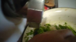 Петрушку готовим сушки , крупный стебли через мясорубку