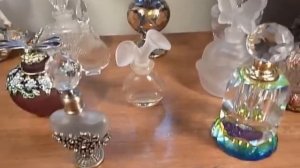 И снова Kirks Folly, серьги, цепочки с крестиками, кольцо. Коллекция флакончиков для духов.