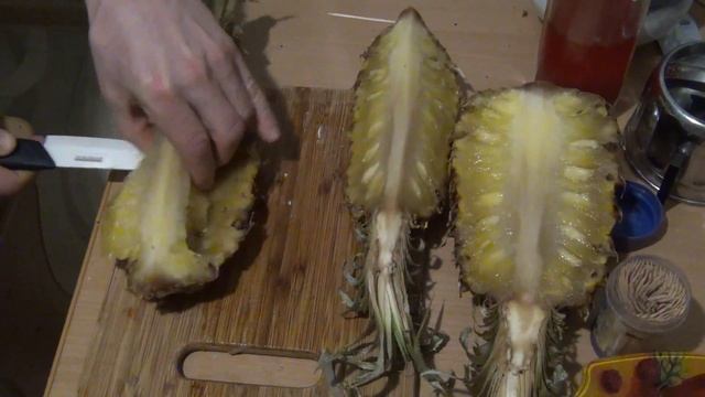 Как красиво нарезать ананас. Как почистить ананас как нарезать ананас порезать.