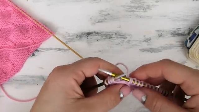 Простой и красивый узор спицами для вязания женских и детских вещей.