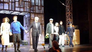 Спектакль  Московского Театра им. Маяковского "Старший сын". Финальные поклоны.