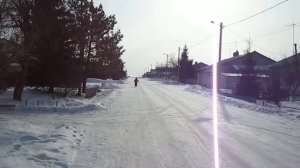 катаюсь на мини-лыжах.