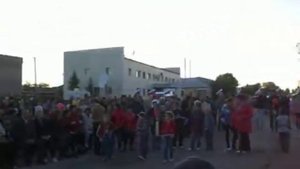 Поёт Евгений Петров. Песня "Мама".