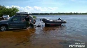 Спуск лодки на воду с прицепа.