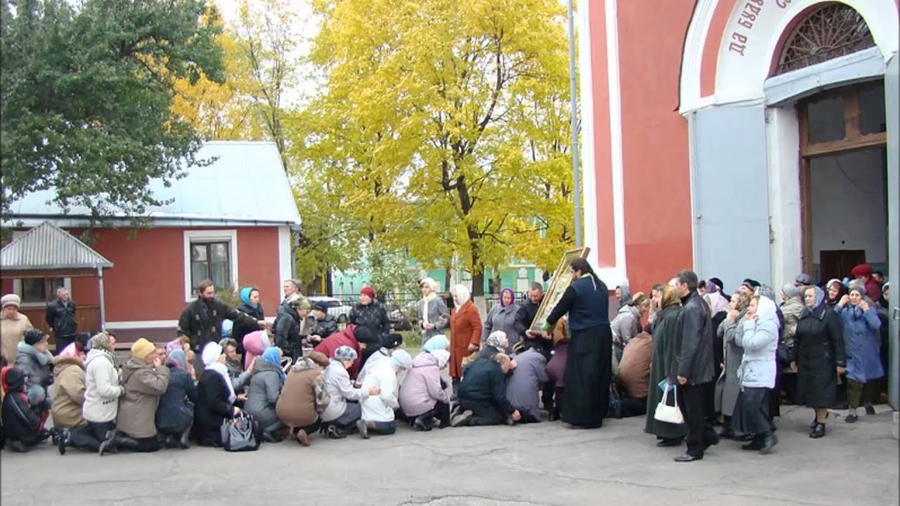 Ползут к церкви