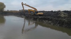Углубление водоема экскаватором