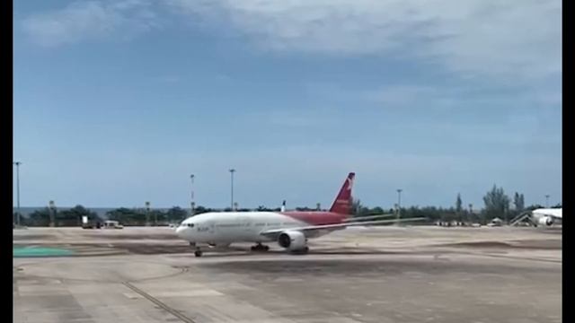 Первый за 2.5 года чартерный рейс из России приземлился на Пхукете смотреть онлайн