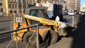 Загрузка синего трактора с прицепом