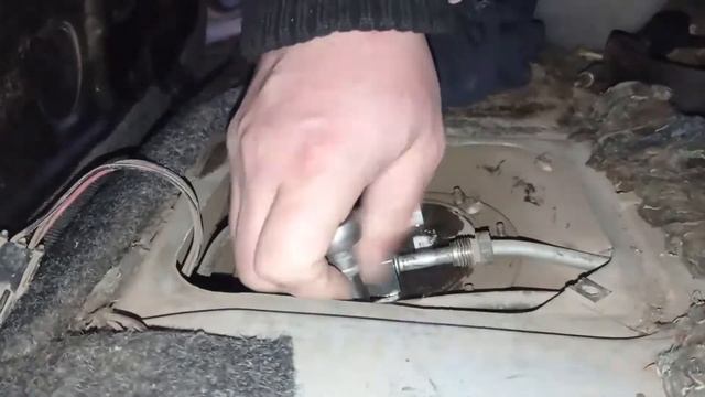 Как снять датчик уровня топлива ваз 2114 #RAZNOBOY #ВАЗ2114 #какснять смотреть онлайн