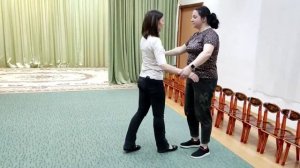 Танец матерей с сыновьями на выпускной праздник в детском саду.