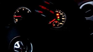 tiguan скрип при повороте руля