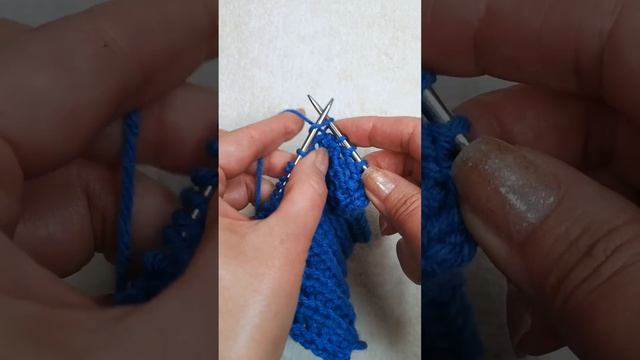 #shorts  Всего один ряд.  Двухсторонний узор спицами для шарфа и шапки