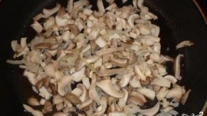 Кальмары с грибами, тушенные в сметане