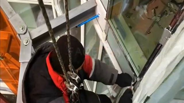 Подрезка бутиловой ленты на фасаде