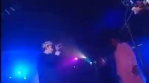 Бой Джордж  1995 год поет маха мантру