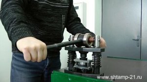Работа пресса эксцентрикового ручного с полуавтоматическим штампом