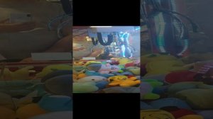 Ловим игрушки в автомате хватайка. Поймали игрушку