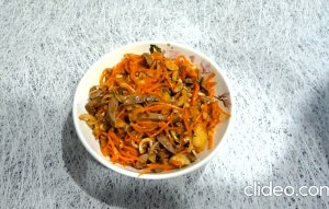 Остренькая закуска с куриной печенью и морковью по-корейски