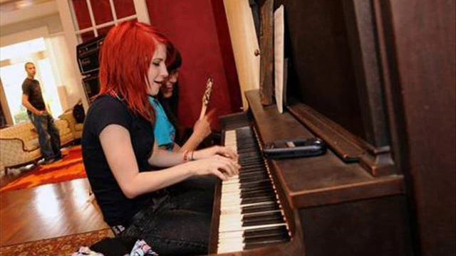 Hayley Williams Plays The Piano Singing Crushcrushcrush смотреть онлайн