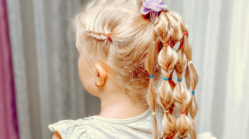 Текстурный объемный хвост из косичек с цветными резинками смотреть онлайн